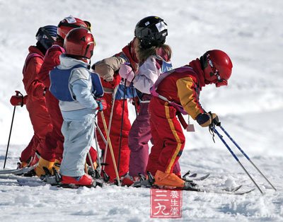 多参加滑雪运动不仅可以促进少儿骨骼的生长发育