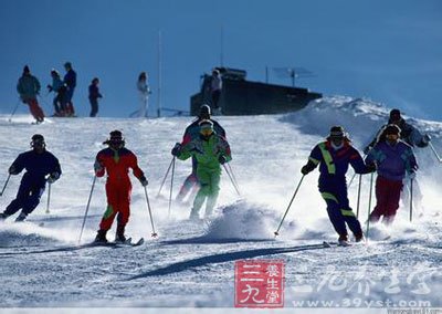 雪场现已开发了二条初级雪道