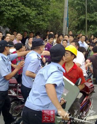 深圳警察互殴 如何处理打架的伤口