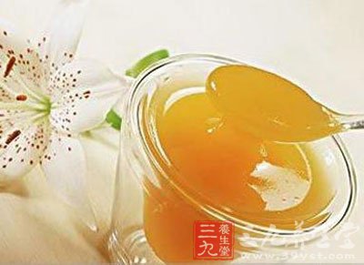 新鲜蜂蜜涂抹于皮肤上，能起到滋润和营养作用，使皮肤细腻、光滑、富有弹性