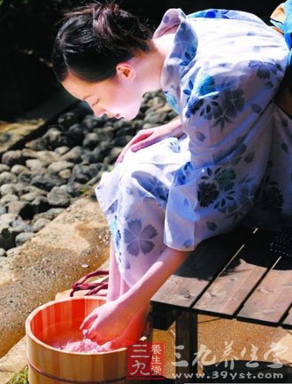 生姜泡脚可预防孕期脚抽筋