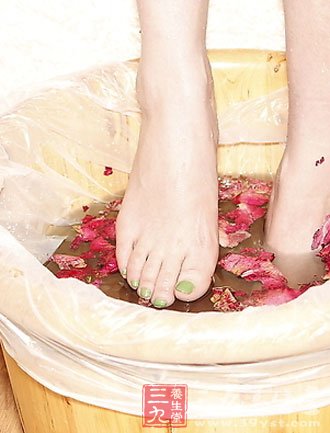 生姜泡脚可预防孕期脚抽筋