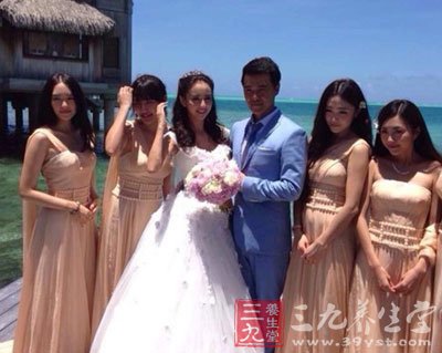 佟丽娅也当着100多位亲友的面,说出了她的结婚感言:"谢谢思诚