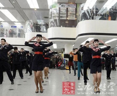 北京机场空姐空少大跳快闪舞 跳舞的好处