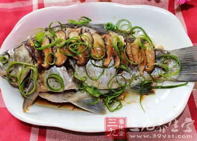 將鯽魚(yú)去鰓內(nèi)臟洗凈