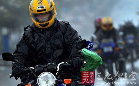 骑摩托返乡者免费加油 如何安全骑摩托车(2)