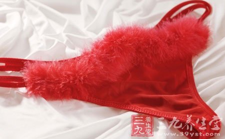 大量使用广谱抗生素，阴道内正常细菌被杀死