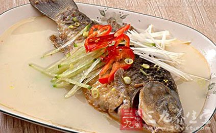 鱼体腹腔两侧有一层黑色膜衣