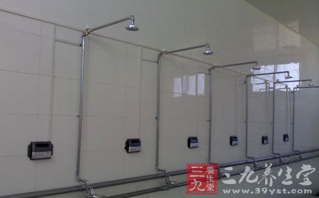少到公共浴室去洗澡