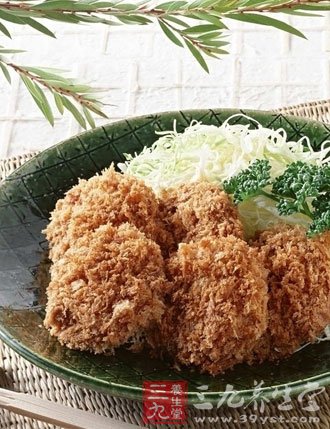 油腻、煎炸食物的油分多，又干又没水分，