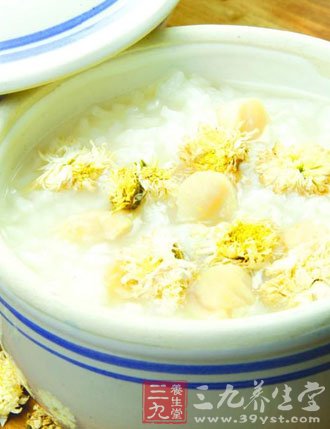 取枇杷叶9克,菊花6克,薏苡仁30克,