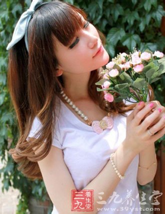 此外，弱碱性洗发水中的滋润成分可以给发丝以充分的滋养