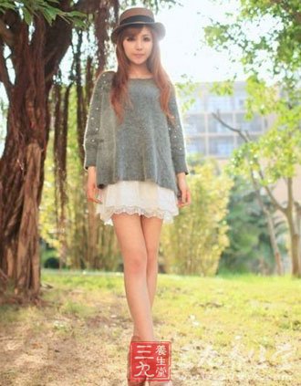 不要使浓茶附在头发上。经过一段时日后