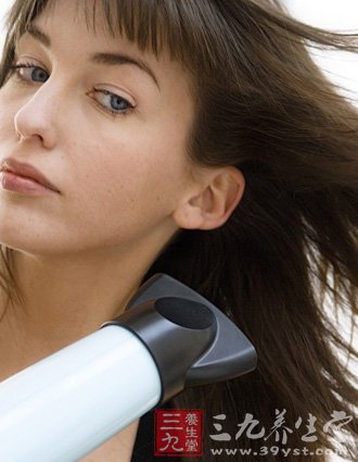 经常用吹风机吹发会导致脱发的。