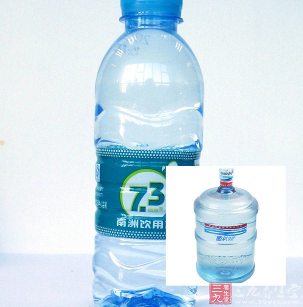 纯净水的危害 2000年发生一个轰动整个上海的水官司。故事的发生是这样的:1997年,一对高学历的夫妇生下一男婴,为了给自己的孩子营造一个健康的成长环境,所以从生下他们儿子那天开始就买来大桶的纯净水用来烹调、饮用。三年后,他们的儿子得了软骨病,而且智商不发育,三岁了还不会叫爸爸妈妈,只会哇哇哇叫,多方寻医未果。这对高学历的夫妇通过结识中国科学院水生理学家金日光教授,给他们破解了谜底:一切都是纯净水惹的祸。 纯净水也叫“穷水”,因为纯净水不但不含有任何微量元素,而且它把水