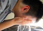 男生正确洗脸洁面方法