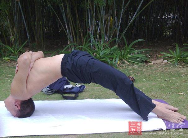 健身球瑜伽动作 男人瑜伽球怎么练