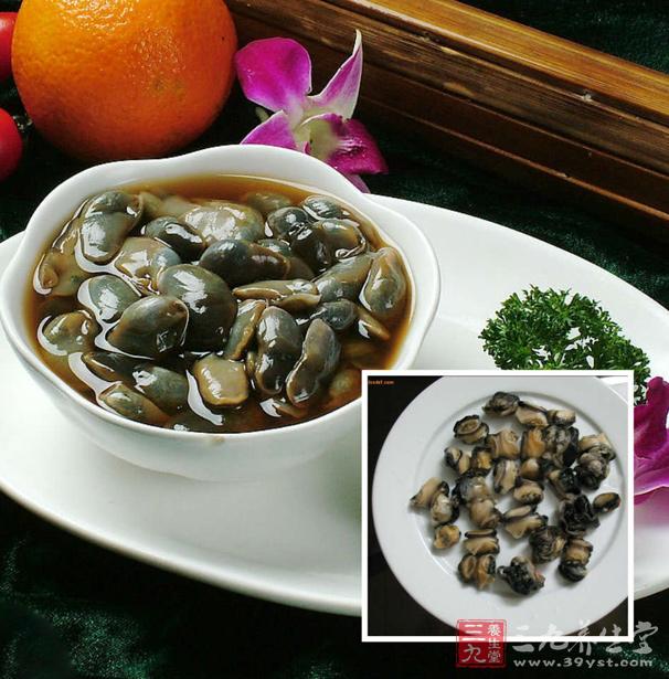 据了解,夏季是麦螺旺产期,但它却是餐桌杀手。目前麦螺毒素还没有特效药,最好的预防办法就是不吃。那么该如何识别麦螺呢? 辨别 横向和纵向的肋纹 都很粗壮 麦螺个头较小,从外表看,织纹螺形似圆锥体,大小与指甲盖相仿,盘旋8层,基部收缩。它的尾部较尖,壳较厚,螺体细长,长度在1厘米~2厘米之间,宽度在0.