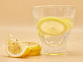柠檬水能用热水冲泡吗