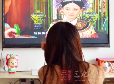 看电视的同时,摇一摇呼拉圈 看电视的同时,摇一摇呼拉圈