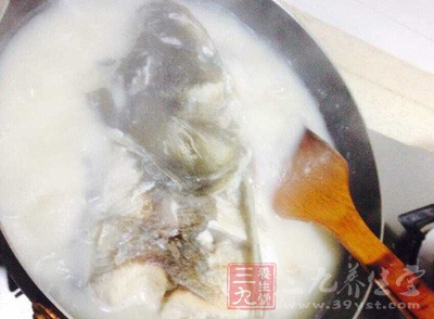 后把鱼头和豆腐放进去，加水进行蒸煮