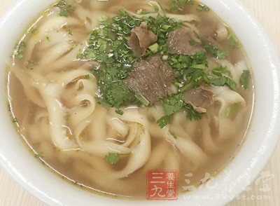 產(chǎn)前應(yīng)多吃一些半流質(zhì)的食物，如面條、稀飯等