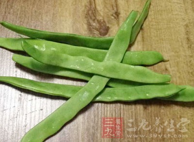 豆角400克，干紅辣椒10個(gè)，豆瓣醬30克，料酒15克，蔥，姜，蒜適量，白糖1小勺