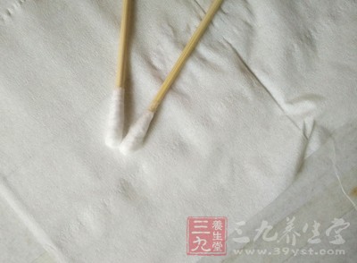 然后對(duì)傷口進(jìn)行消毒處理