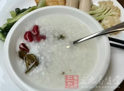 大暑養(yǎng)生飲食宜以清為補(bǔ)，宜補(bǔ)氣清暑，宜健脾養(yǎng)胃，宜藥粥進(jìn)補(bǔ)