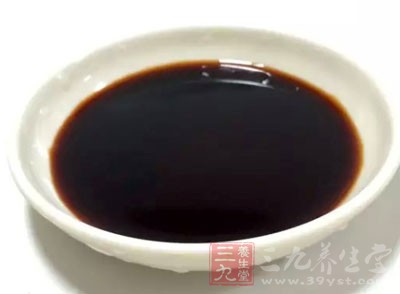 倒入番茄醬、醬油翻炒均勻后放入蝦仁煎熟