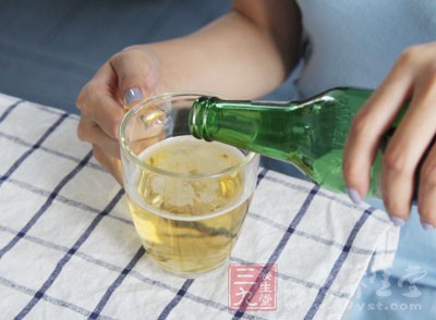 誤區(qū)四：夏天喝啤酒能解暑