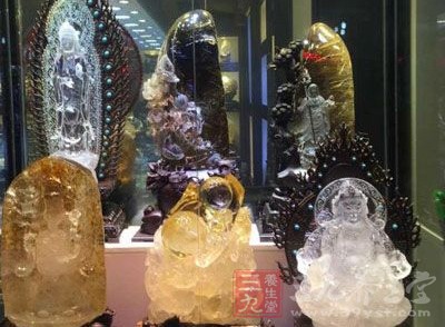 而白须甚长,头顶凸出一大脑门,是长寿之神,福禄寿三星的寿星便是它了 而白须甚长,头顶凸出一大脑门,是长寿之神,福禄寿三星的寿星便是它了