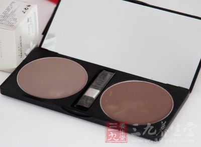 化妆品皮炎常由于化妆品对皮肤的刺激和(或)对其过敏所致 化妆品皮炎常由于化妆品对皮肤的刺激和(或)对其过敏所致