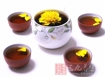 經(jīng)常服用菊花茶，可以散風(fēng)清熱