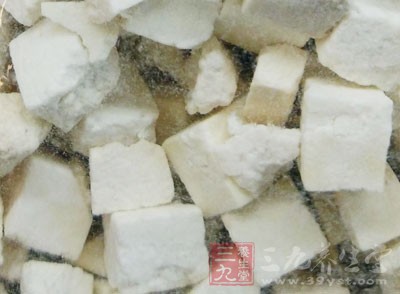 白芍3克、白术3克、茯苓3克