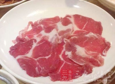 肉片熟后加入黃瓜片、姜末，加入少許鹽出鍋