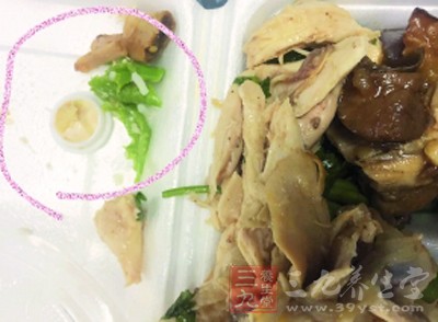 广州女子打包的快餐里出现蟑螂贴