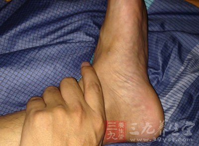 涂抹约5毛硬币大小的按摩油或是乳液在右脚掌与右脚踝 涂抹约5毛硬币大小的按摩油或是乳液在右脚掌与右脚踝