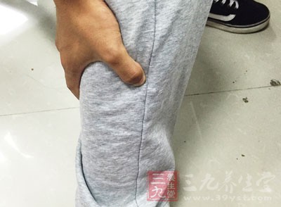 双手握拳,利用拳头上指节和指节平面的肌肤 双手握拳,利用拳头上指节和指节平面的肌肤