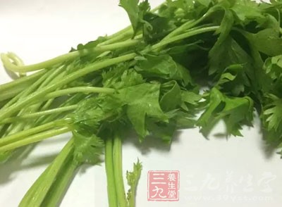 芹菜具有滋阴清热，平肝降压的作用