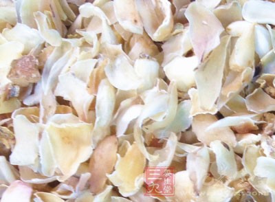 另外，百合、萝卜汤、川贝冰糖蒸梨和白果等能止咳化痰，是不错的养肺食物