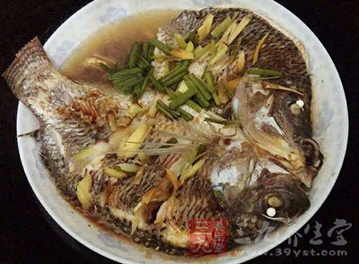 鯽魚2條、鹽2克、料酒15克、大蔥1根、生姜1塊