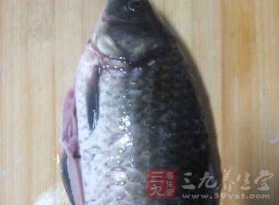 鯽魚200克、雞蛋3個(gè)、料酒5克、姜5克