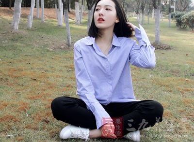 坐在地板上,单腿弯膝,另一只腿注意伸直 坐在地板上,单腿弯膝,另一只腿注意伸直