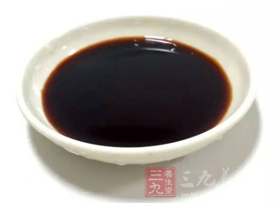 再下白玉菇、生抽、鹽繼續(xù)煮5-10分鐘即可