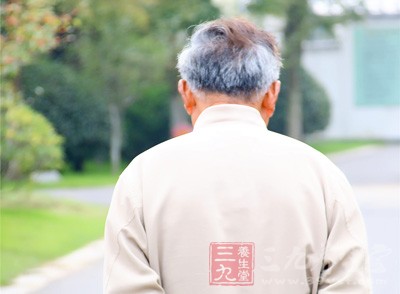 他以为是近期经常太疲劳的缘故 他以为是近期经常太疲劳的缘故