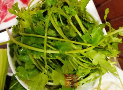 魚(yú)蒸好后，淋上調(diào)味汁，放兩顆香菜點(diǎn)綴即可