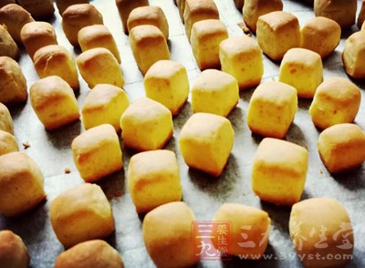 面包吃出虫店员态度冷漠 服务态度差