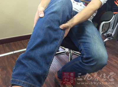 立即小心地将被热液浸透的衣裤、鞋袜脱掉 立即小心地将被热液浸透的衣裤、鞋袜脱掉