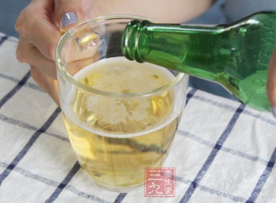 飲酒在一般情況下會(huì)讓血壓升高4到8毫米汞柱